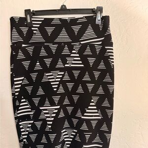 LuLaRoe Black and White Triangle Pattern Pencil Skirt